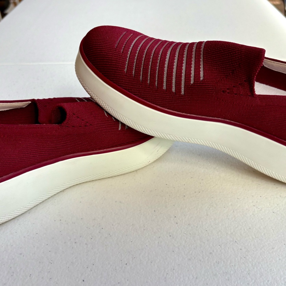 Traq by Alegria Burgundy Mystiq Peeps Platform Slip-On Sneakers Sz 37, 7-7.5 - Picture 11 of 16